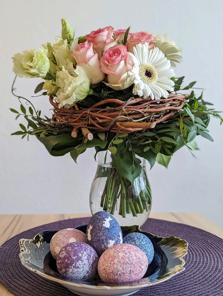 composition florale représentant la couronne du christ et l'ascension de dieu