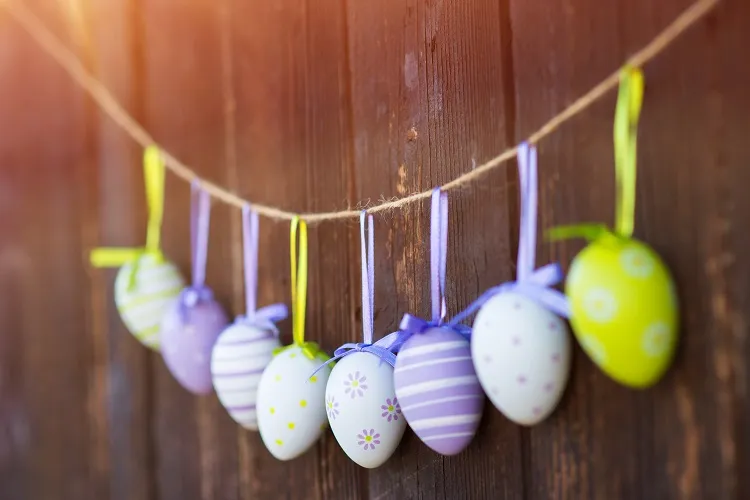 créer une guirlande d'oeufs décoratifs pour décorer la fenêtre à l'occasion de pâques