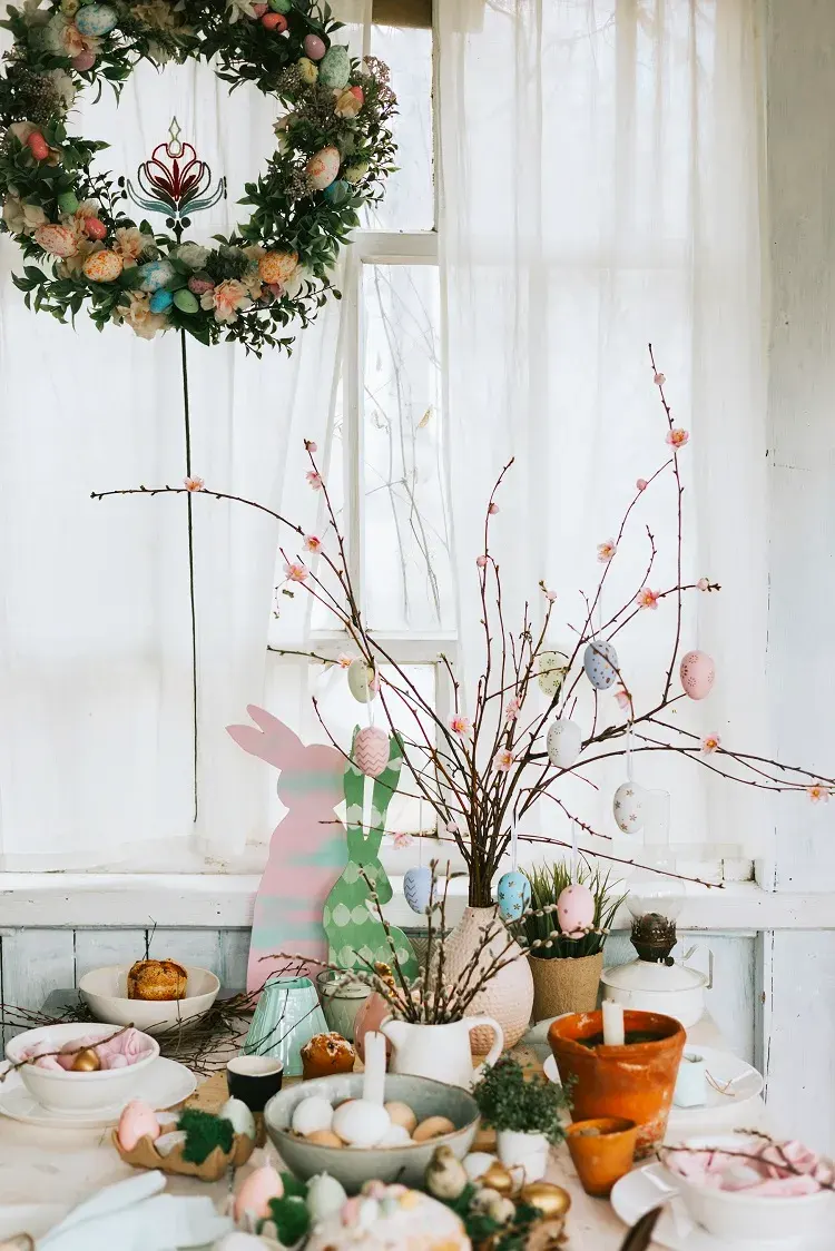 déco de pâques pour la fenêtre avec une couronne de verdure et fleurs