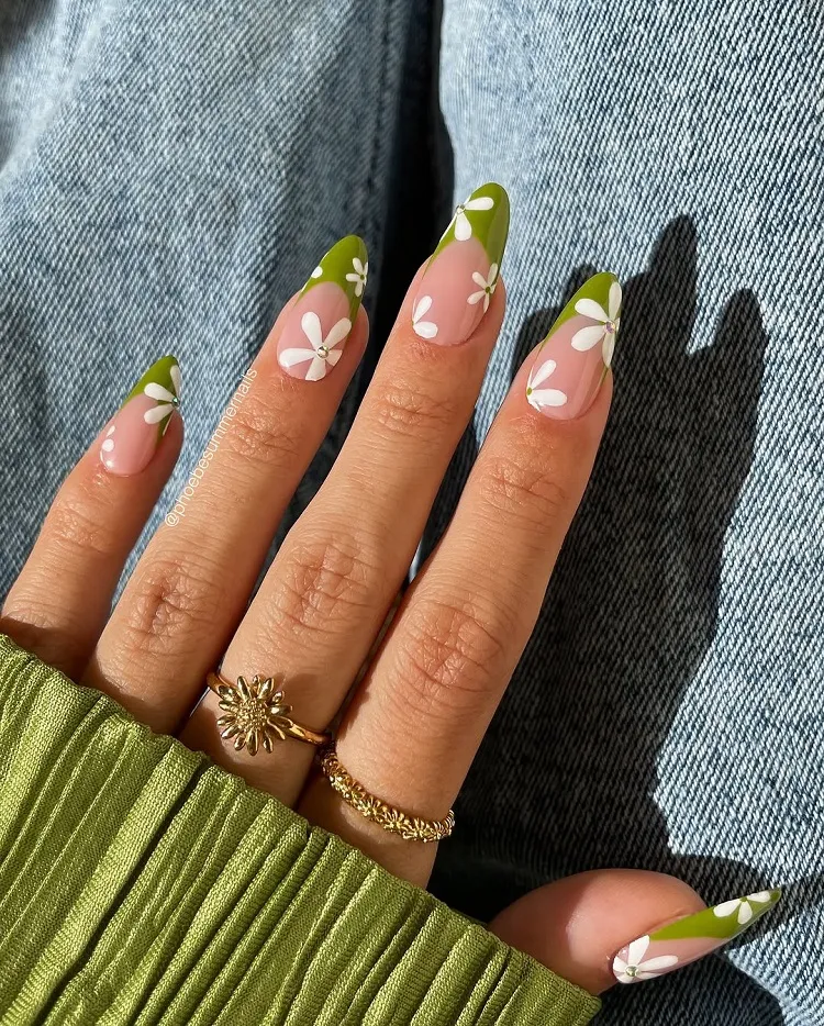 Déco ongles de printemps 2025 avec des fleurs blanches et design français