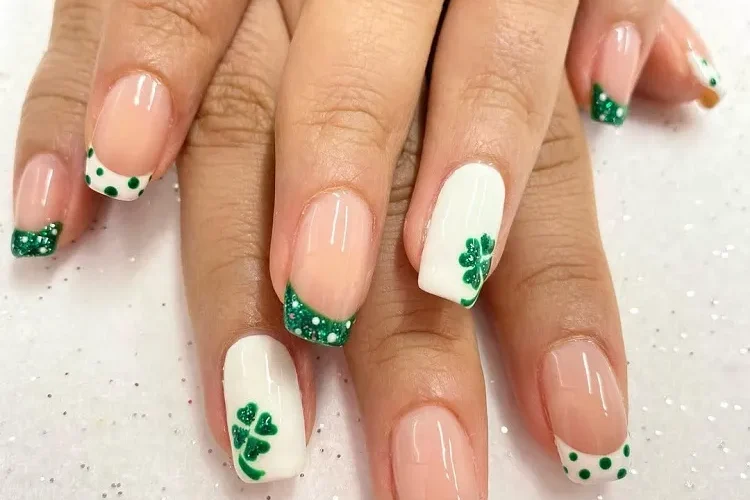 déco ongles en vert et blanc minimalistes