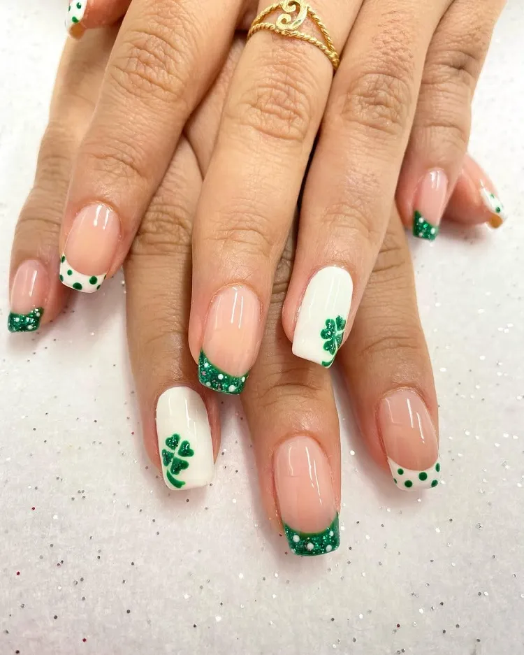déco ongles en vert et blanc minimalistes