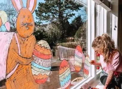 dessins au feutre craie sur les vitres en tant que déco de pâques pour la fenêtre