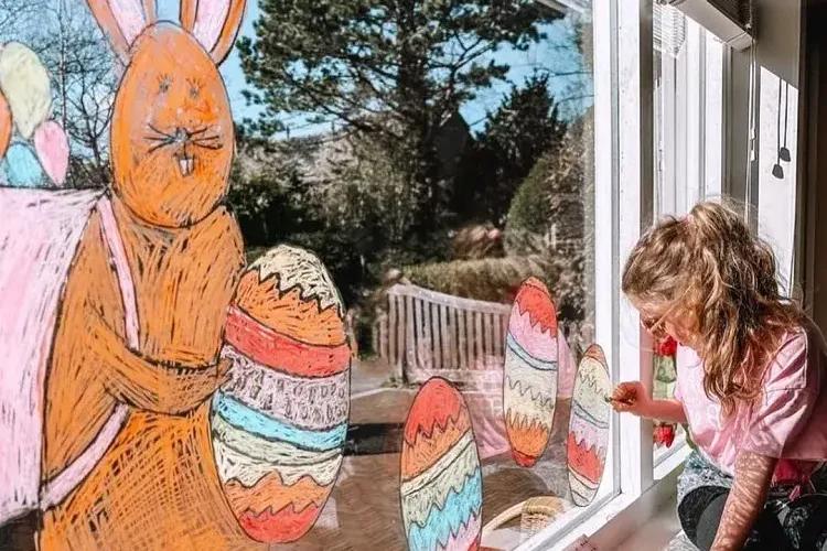 dessins au feutre craie sur les vitres en tant que déco de pâques pour la fenêtre