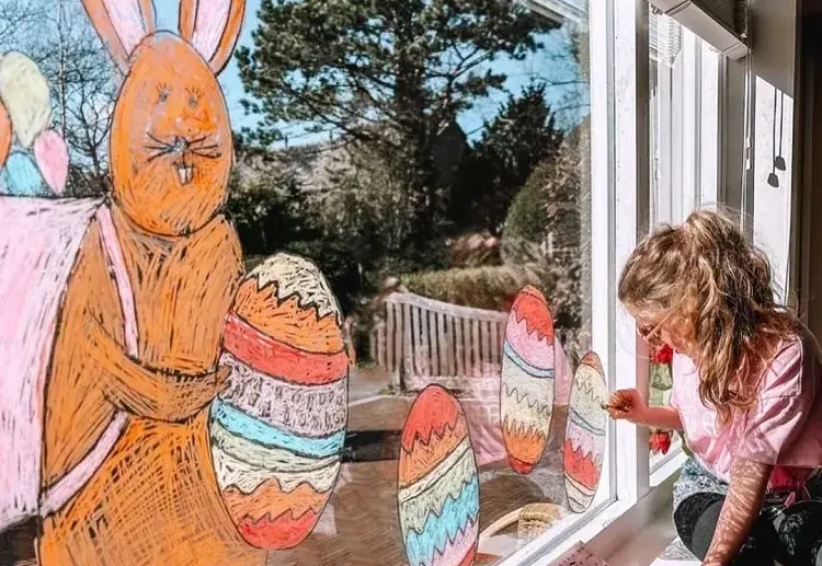 dessins au feutre craie sur les vitres en tant que déco de pâques pour la fenêtre