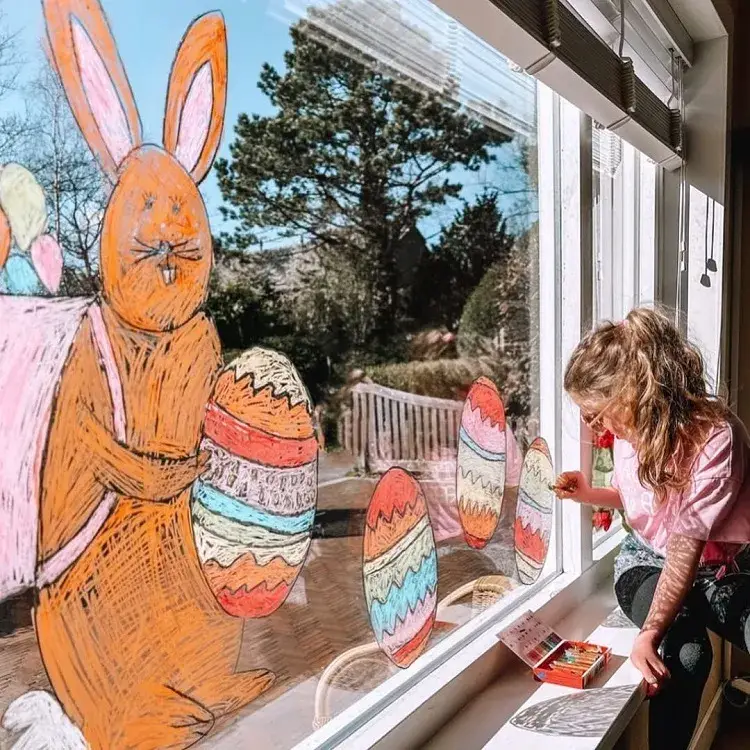 dessins au feutre craie sur les vitres en tant que déco de pâques pour la fenêtre