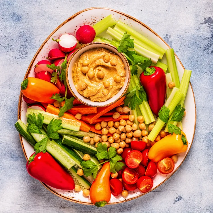 du humus avec des légumes pour une collation salée