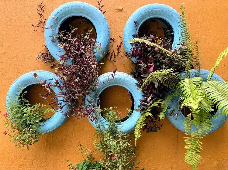 faire un jardin vertical avec des pneus pour optimiser le mur de jardin