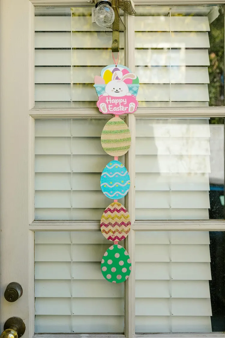 faire une décoration à suspendre d’œufs et de lapins en papier cartonné