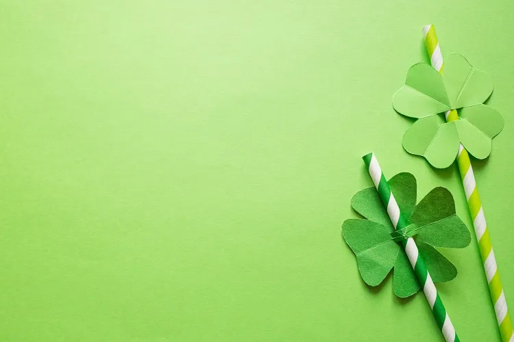 idée de décoration de la table pour le printemps avec des trèfles