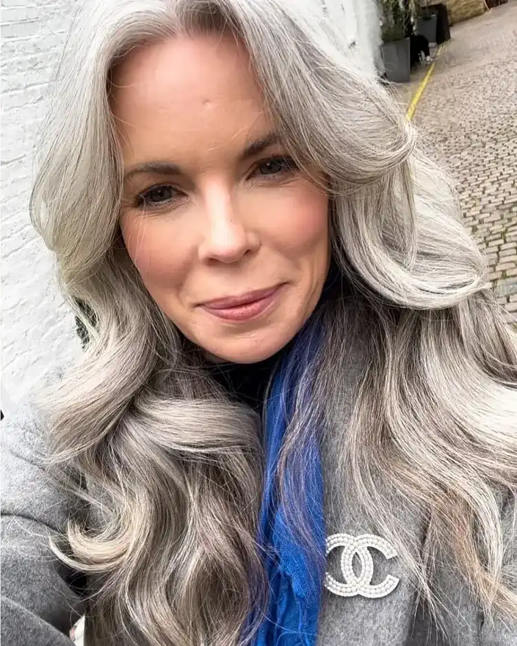 la mauvaise coloration sur cheveux blancs peut donner un effet artificiel