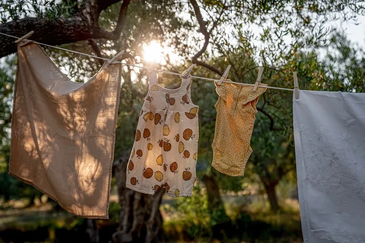 le séchage en plein soleil est à l'origine des pigments dégradés et au délavage des couleurs