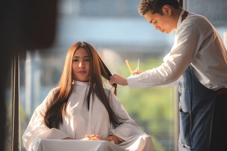les cheveux trop longs après 40 ans ont tendance à s'affiner et à perdre du volume