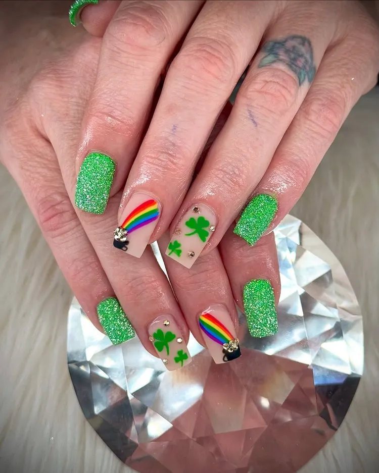 Manucure arc-en-ciel avec des trèfles pour le printemps
