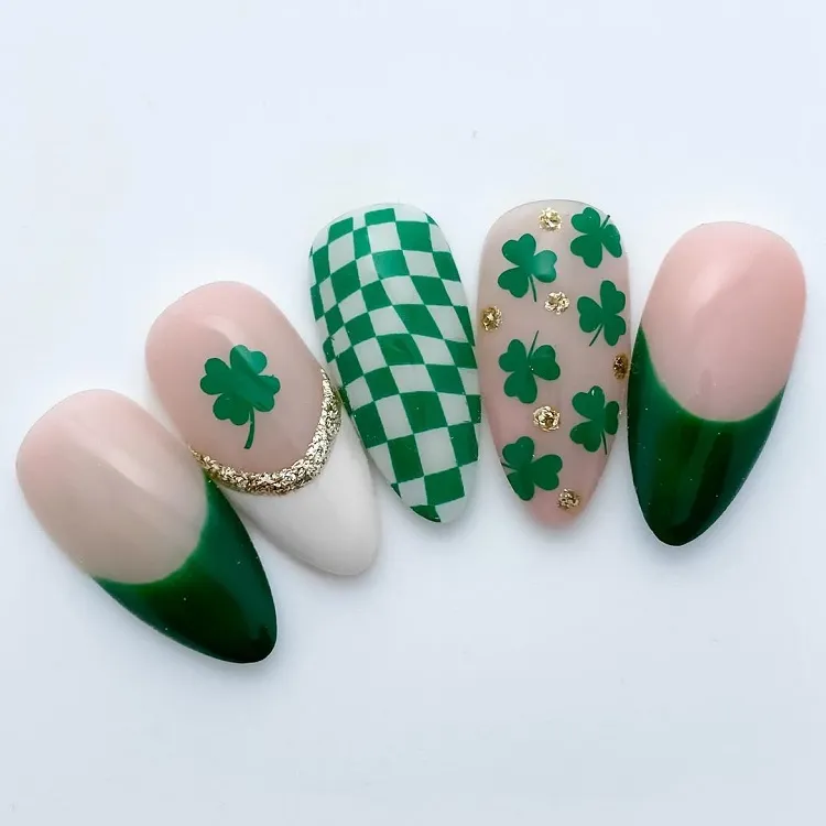 manucure vert avec un trefle à quatre feuilles et carré irlandais