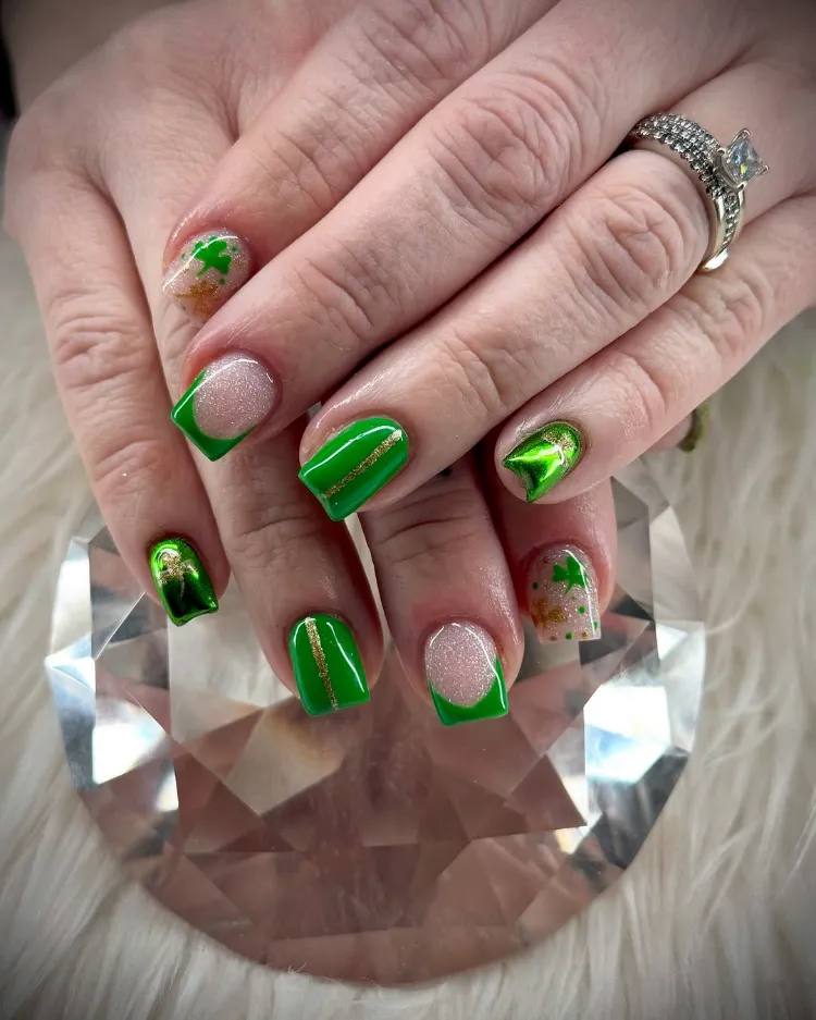 manucure vert métalique avec des motifs st. patrick