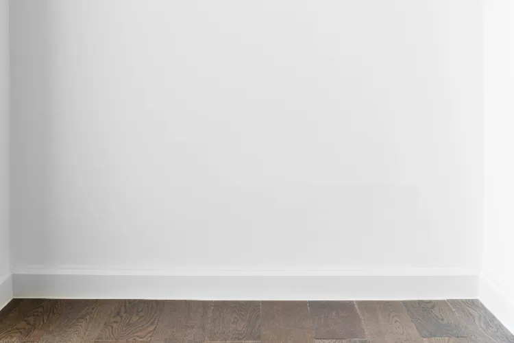 murs blancs pour pièce sombre sans fenêtre