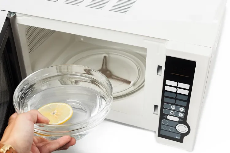 nettoyer le micro ondes naturellement avec du citron