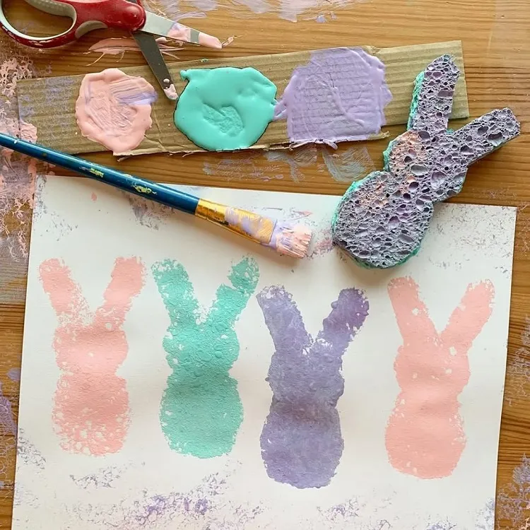 peinture pour pâques à l'éponge aux couleurs pastel pour les enfants