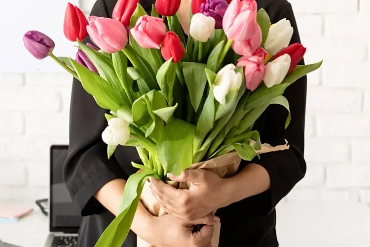 quel cadeau faire à sa copine à distance, bouquet de tulipes