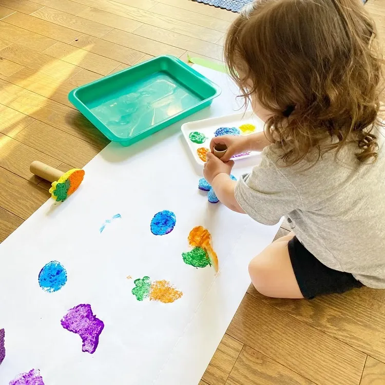 réaliser des peintures à l'éponge en tant que activité du printemps pour enfants