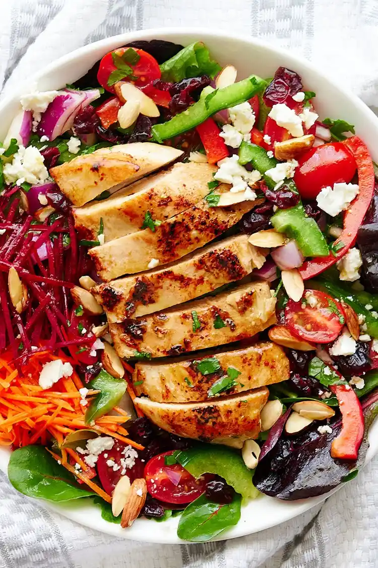 salade de poulet grillé et légumes
