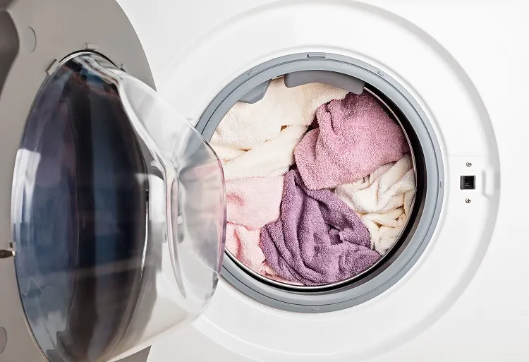 surcharger la machine à laver est parmi les erreurs de lavage les plus courantes