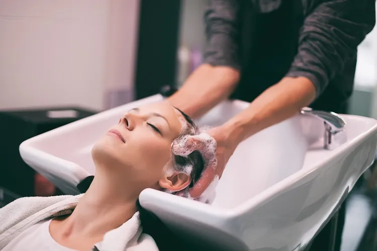 trop laver ses cheveux peut assécher le cuir chevelu et accentuer la casse