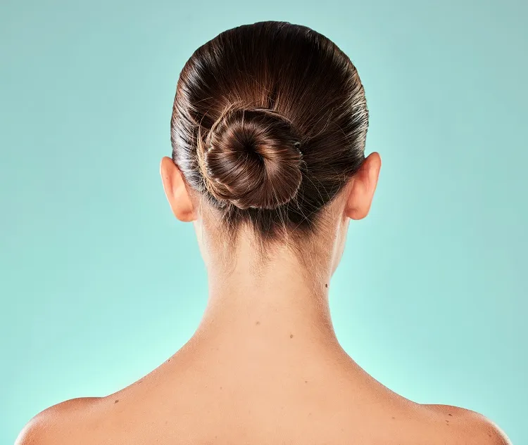 trop tirrer ses cheveux en arrière et les coiffures trop figées une erreur courante que nous avons tendance à faire après 40 ans