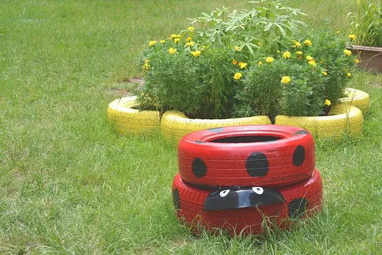 un parterre de fleurs original réalisé avec des pneus recyclés