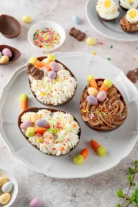 cheesecake dans des œufs de pâques en chocolat