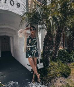 combinaison courte en vert en harmonie avec le kimono pour les filles chics