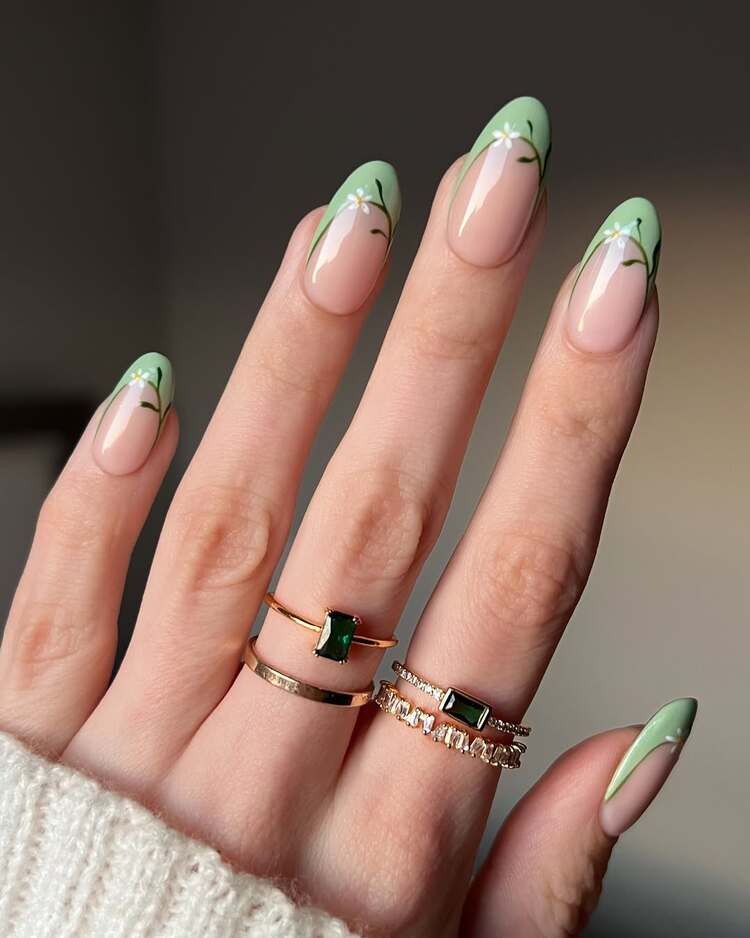 de petites fleurs délicates en harmonie avec les nuances de vert