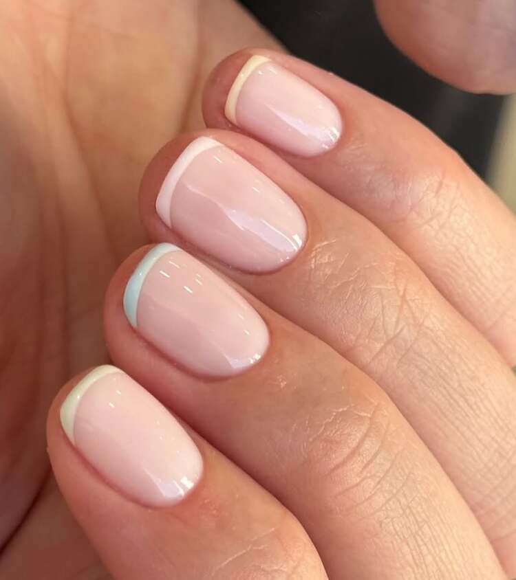 déclinée dans des nuances pastel, la micro french manucure a toujours le vent en poupe
