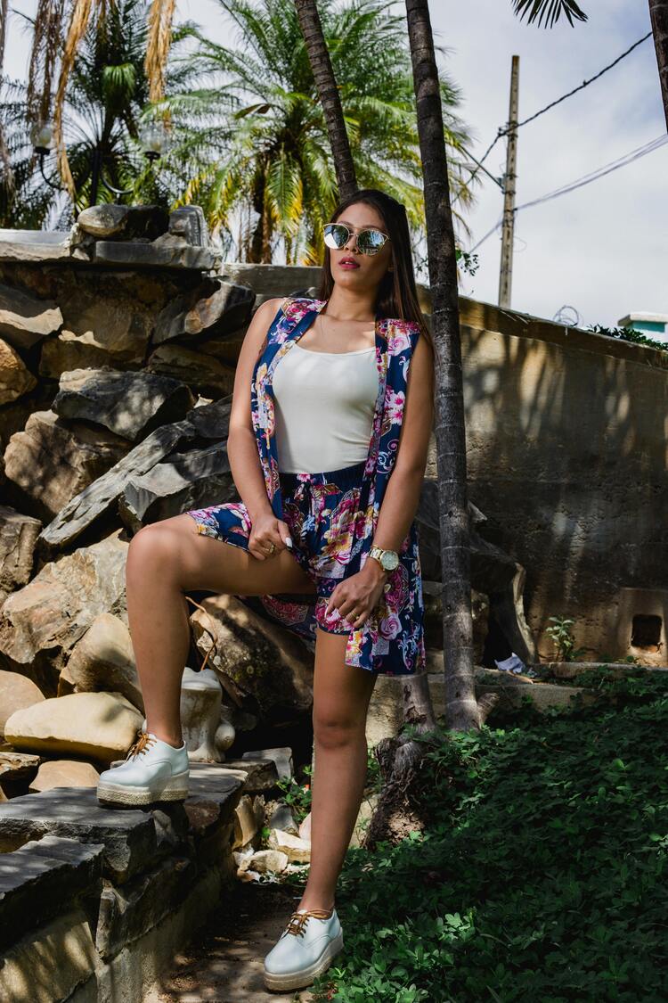 ensemble kimono et short large combiné avec un top blanc pour une tenue chic décontracté