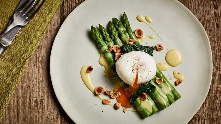 entrée de pâques avec des œufs, des asperges et vinaigrette à la moutarde