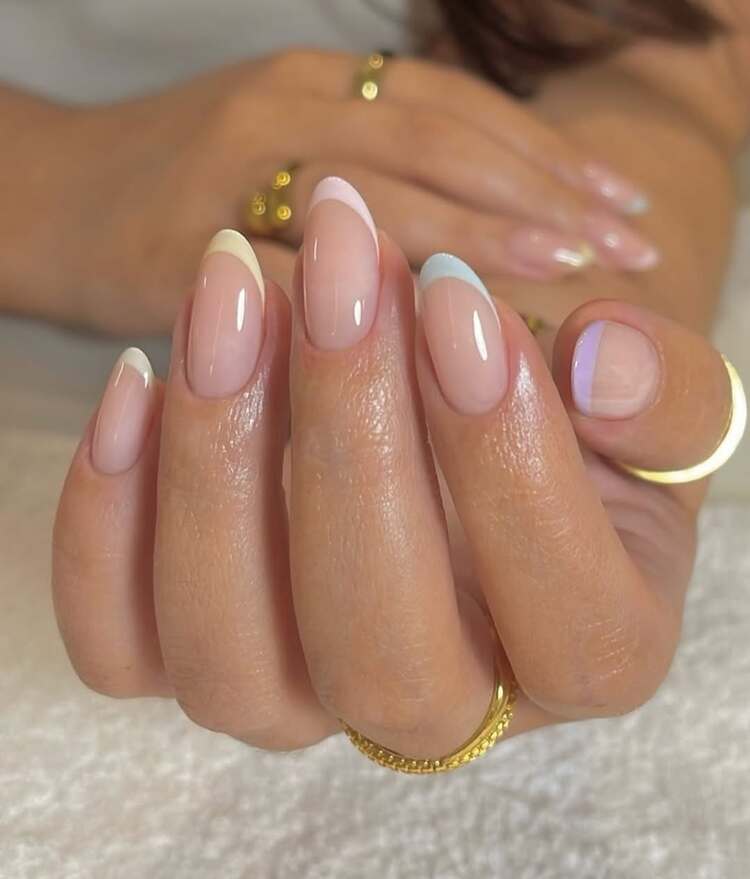 french manucure colorée sur des ongles en amande un nail art qui respire le printemps