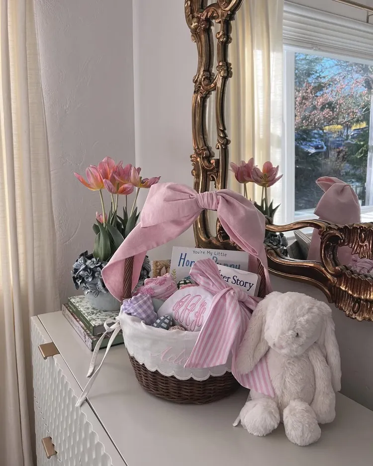 idée de panier pour les nouveaux nés des livres adaptés, des peluches et couverture douillette