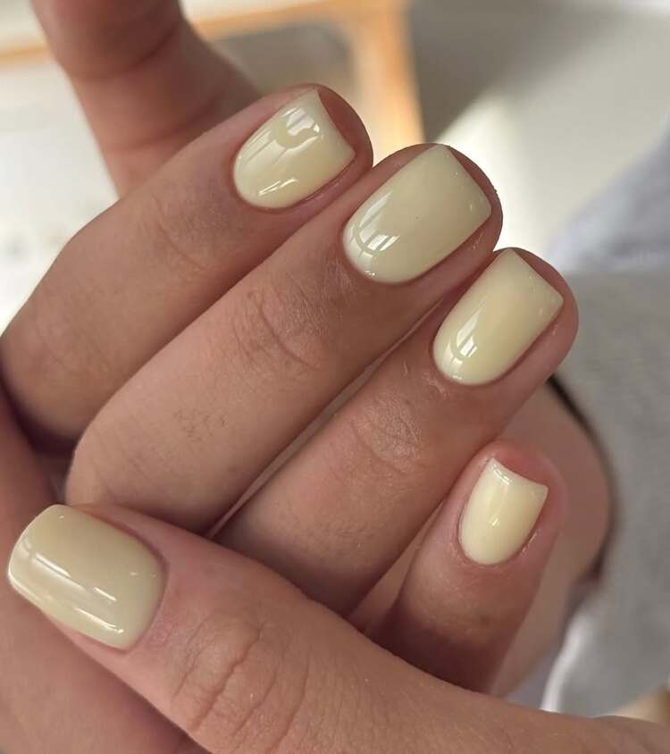 jaune pâle sur des ongles courts pour une manucure monochrome et minimaliste