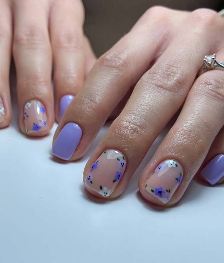 le nail art floral est indispensable de la manucure mai 2025