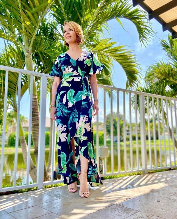 le tropical chic outfit convient même aux femmes de 40 ans et plus