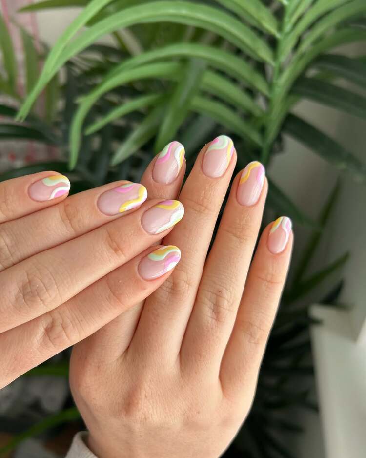 les swirl nails dans des couleurs pastel font sensation