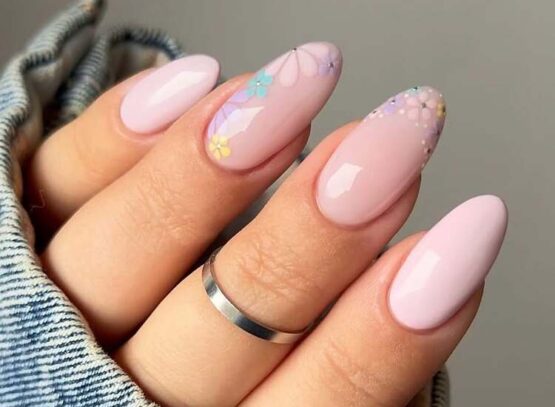 manucure printemps rose décorée de petites fleurs multicolores