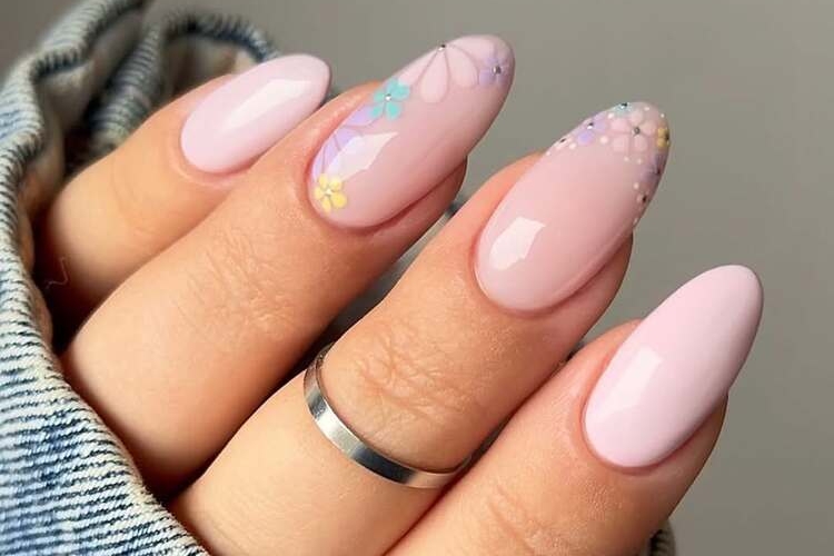 manucure printemps rose décorée de petites fleurs multicolores