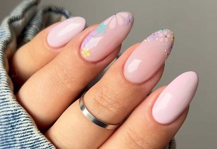 manucure printemps rose décorée de petites fleurs multicolores