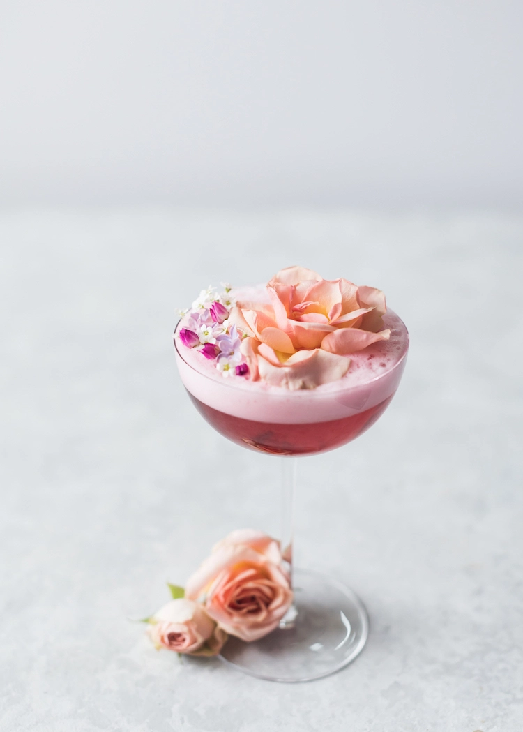 Mélange avec du gin et des fleurs pour le printemps été