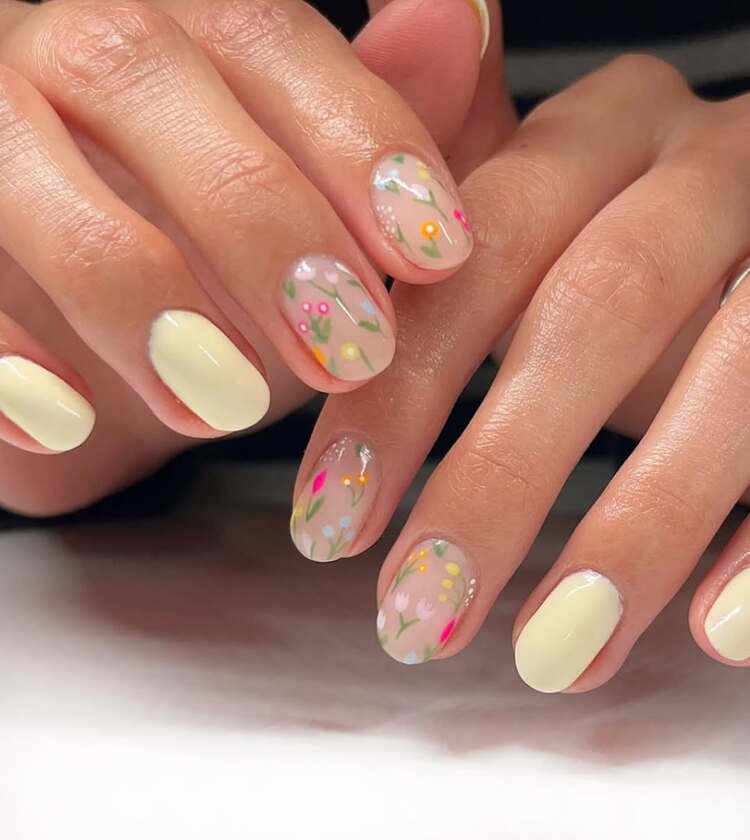 nail art printemps 2025 doux et lumineux associé à des motifs floraux