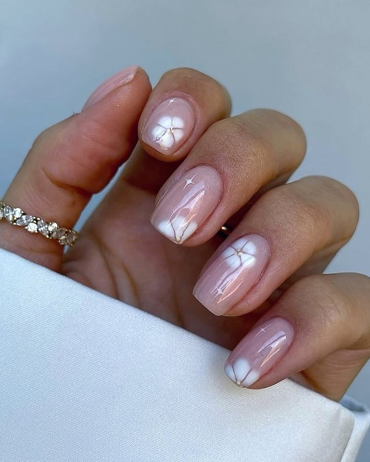 nail art scintillant avec des fleurs blanches raffinées