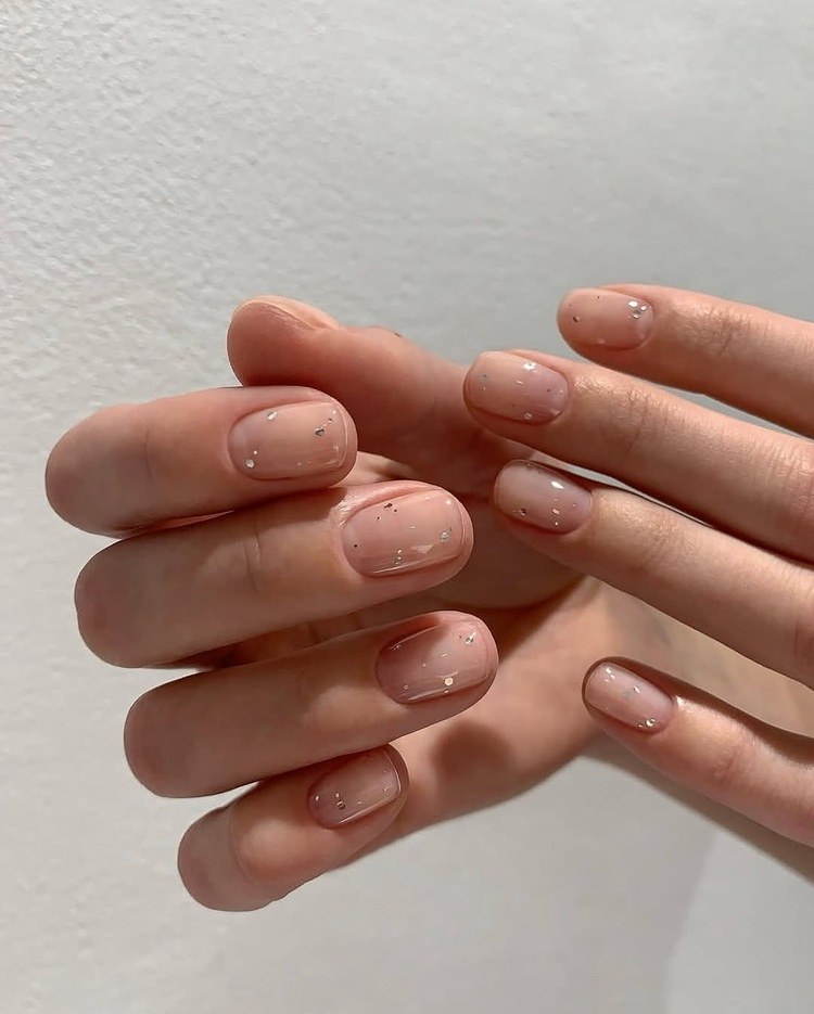 ongles minimalistes aux touches glamour