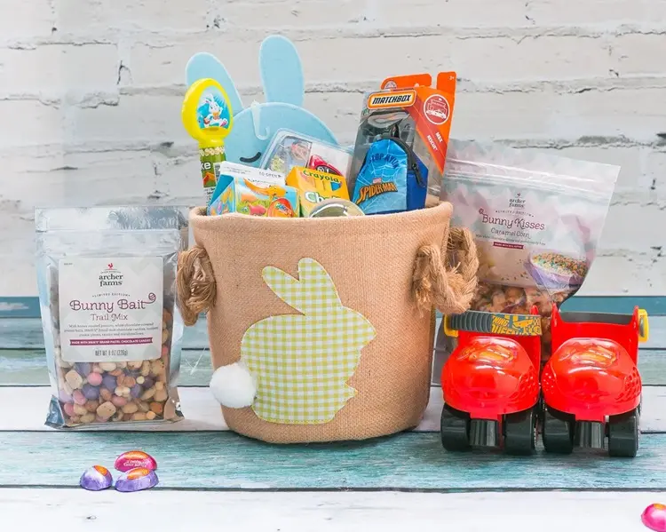 panier de pâques original en tissu rempli de jouets